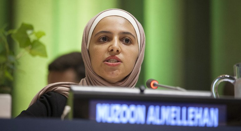 Muzoon Almellehan, une réfugiée syrienne de 19 ans, prend la parole à l'occasion du 30e anniversaire de l'adoption de la Convention relative aux droits de l'enfant.