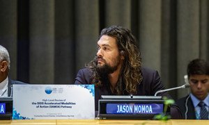 Jason Momoa, acteur et défenseur des océans, prend la parole lors d'un événement à l'ONU en faveur des petits États insulaires en développement (27 septembre 2019).