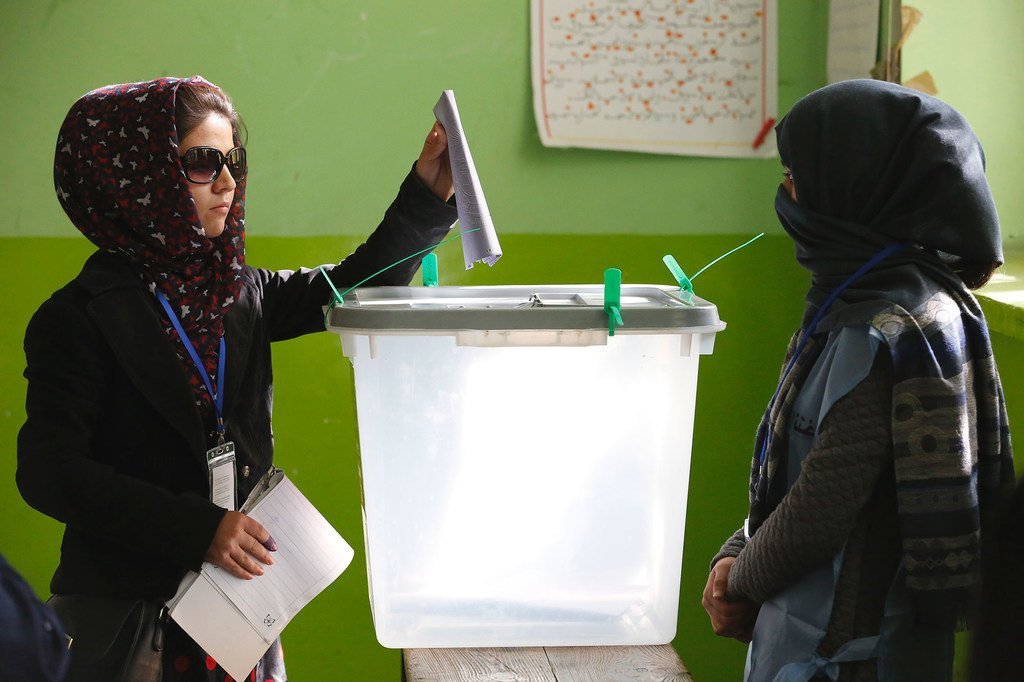 Une femme a voté lors des élections législatives en Afghanistan dans un bureau de vote de Kaboul en 2018.