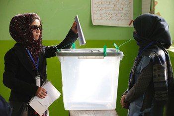 喀布尔的一处投票站内，一名女性选民在阿富汗议会选举中投票。（2018年资料图片）