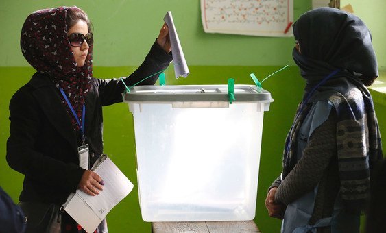 Mulher vota em Cabul em 2018