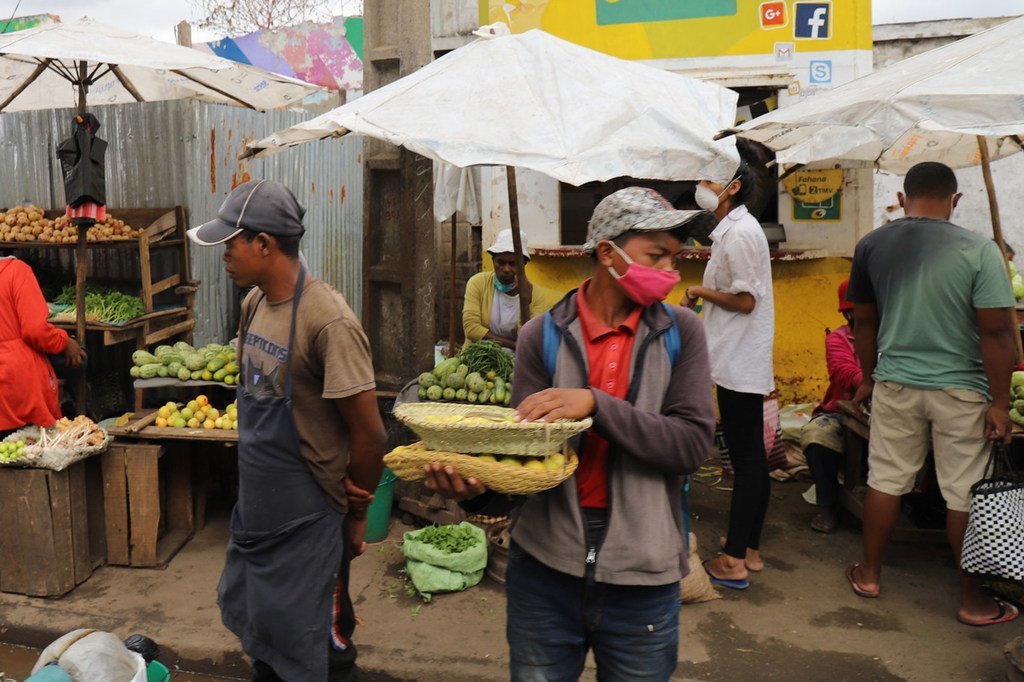 Des vendeurs de légumes sur un marché à Antananarivo, à Madagascar.