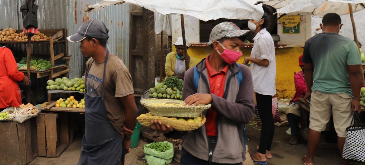 在马达加斯加首都的一个市场上，小贩们在卖蔬菜。