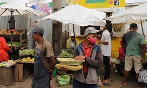 Des vendeurs de légumes sur un marché à Antananarivo, à Madagascar.