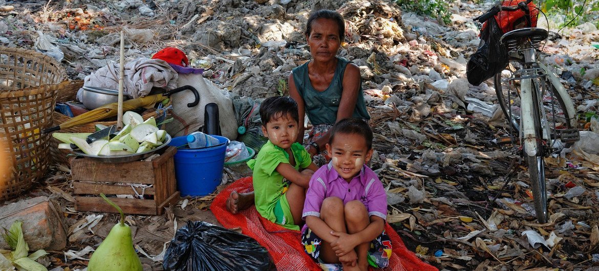 Une famille sans abri à Rangoon, au Myanmar.