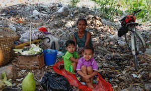 Une famille sans abri à Rangoon, au Myanmar bénéficie de peu de soutien social sur lequel compter.