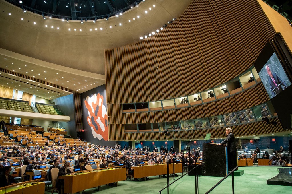 El Secretario General de la ONU, António Guterres (en el podio), interviene en la apertura del debate general de la 76ª sesión de la Asamblea General.