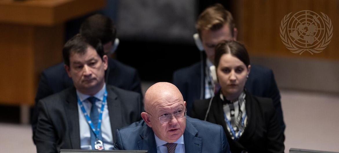 مندوب روسيا الدائم لدى الأمم المتحدة، فاسيلي نيبينزيا، يقدم إحاطة أمام مجلس الأمن الدولي حول الوضع في أوكرانيا.