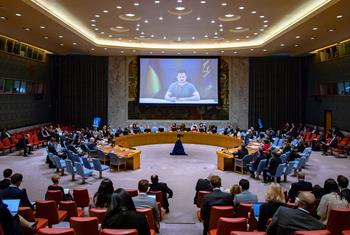قاعة مجلس الأمن التابع للأمم المتحدة حيث يخاطب رئيس أوكرانيا فولوديمير زيلينسكي (على الشاشة) الأعضاء بشأن الحفاظ على السلام والأمن في أوكرانيا.