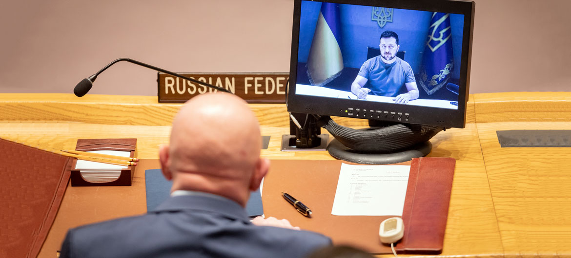 یوکرین کے صدر ولادیمیر زیلنسکی (اسکرین پر) یوکرین میں امن اور سلامتی کی بحالی سے متعلق سلامتی کونسل کے اجلاس سے خطاب کر رہے ہیں۔