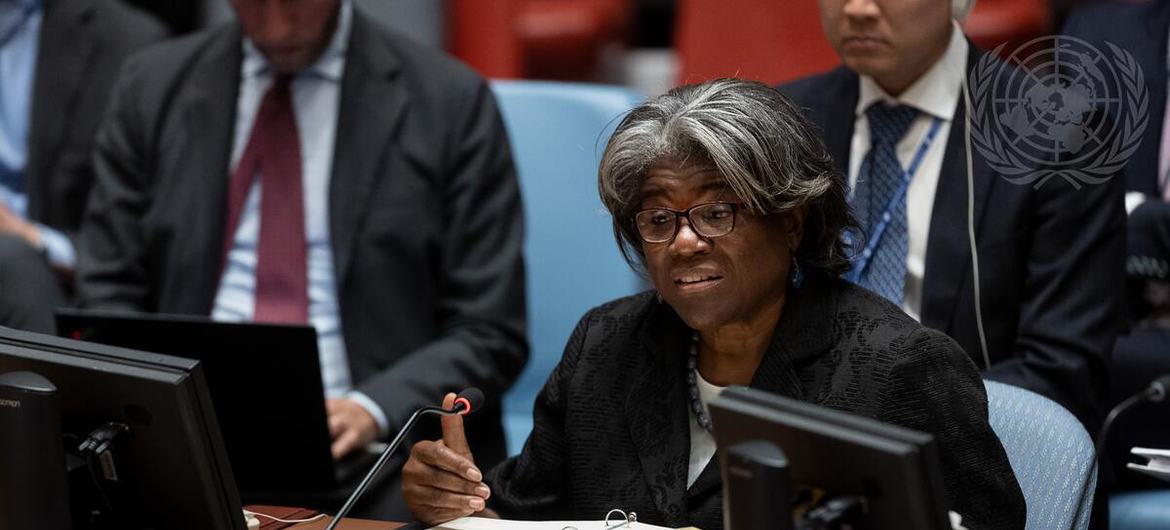 مندوبة الولايات المتحدة الدائمة لدى الأمم المتحدة، ليندا توماس-غرينفيلد تقدم إحاطة أمام مجلس الأمن حول الوضع في أوكرانيا.