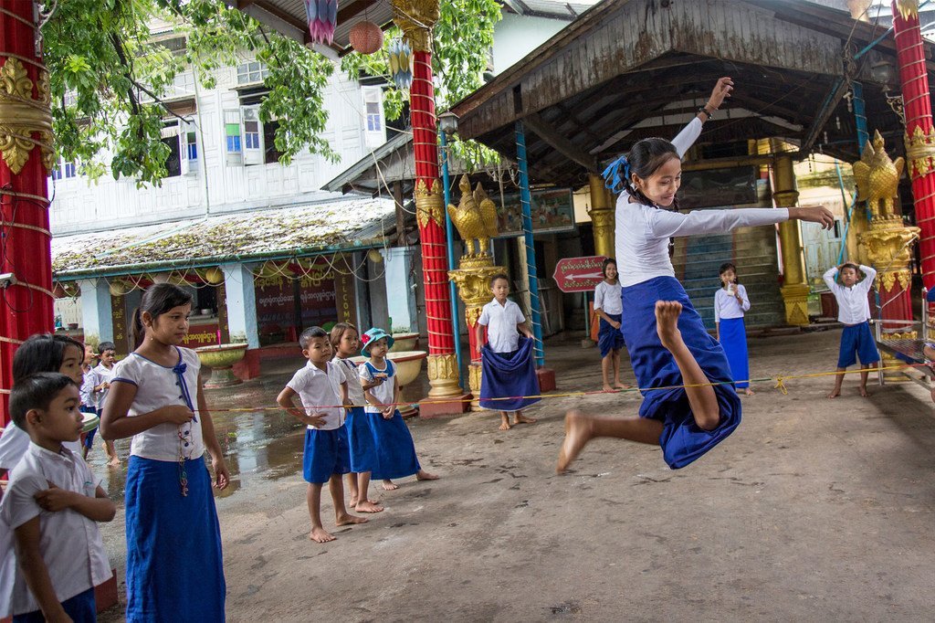 缅甸毛淡棉的小学生正在跳橡皮筋。（2018年8月图片）