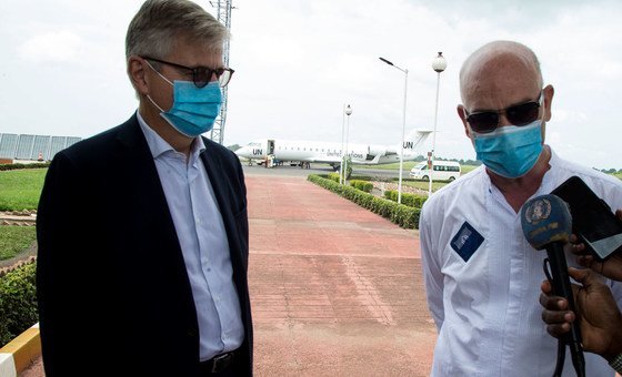 Jean-Pierre Lacroix e Smail Chergui no aeroporto de Bangui