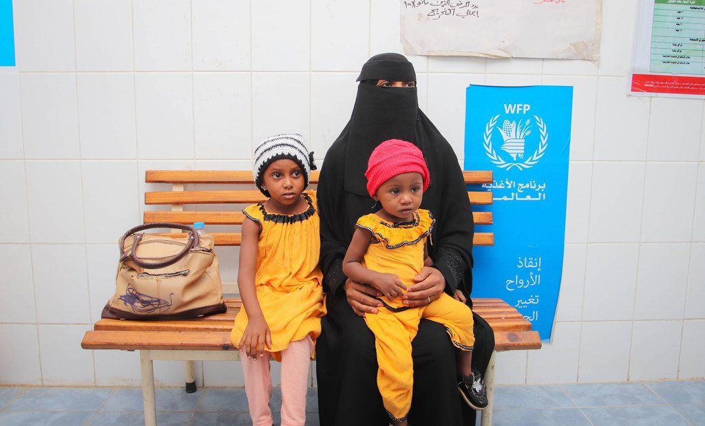Une mère dans un centre de santé au Yémen pour faire soigner sa fille qui souffre de malnutrition.