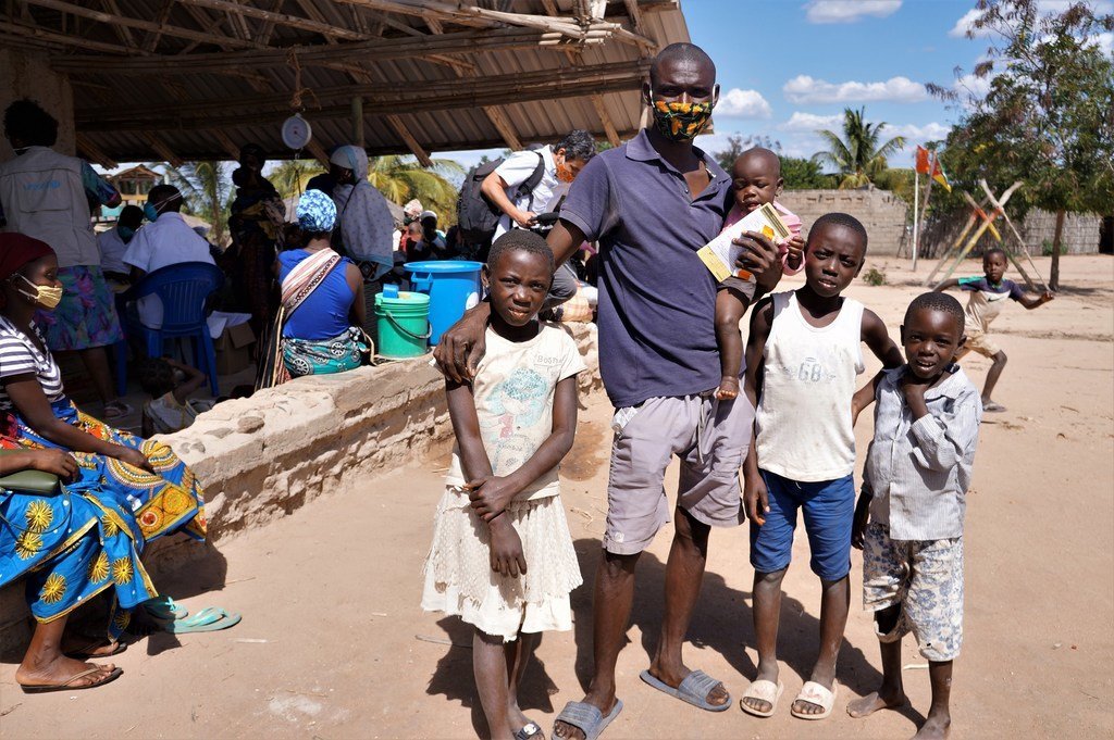 Un père de famille de Cabo Delgado, au Mozambique, reçoit des compléments alimentaires pour soigner sa fille, qui souffre de malnutrition aiguë modérée.