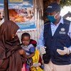 Une jeune fille attend d'être vaccinée lors de la campagne nationale de vaccination contre la polio et la rougeole à Mogadiscio, en Somalie, le 1er septembre 2020