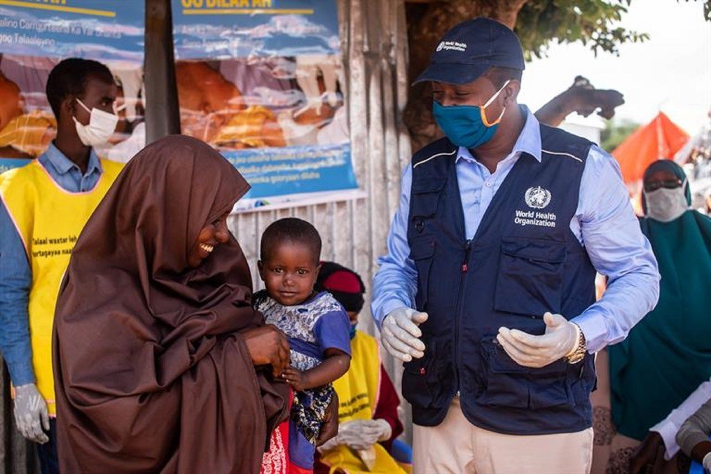 Une jeune fille attend d'être vaccinée lors de la campagne nationale de vaccination contre la polio et la rougeole à Mogadiscio, en Somalie, le 1er septembre 2020