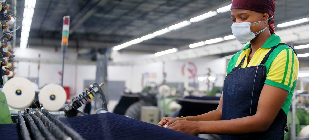 一名妇女在莱索托的一家服装厂工作。