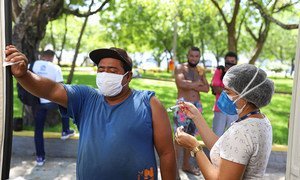 生活在巴西街头的弱势人群正在接种新冠疫苗。