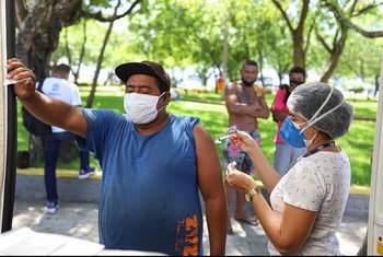 生活在巴西街头的弱势人群正在接种新冠疫苗。