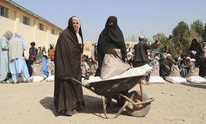 2021年，阿富汗赫拉特郊区，妇女们在分发食物。