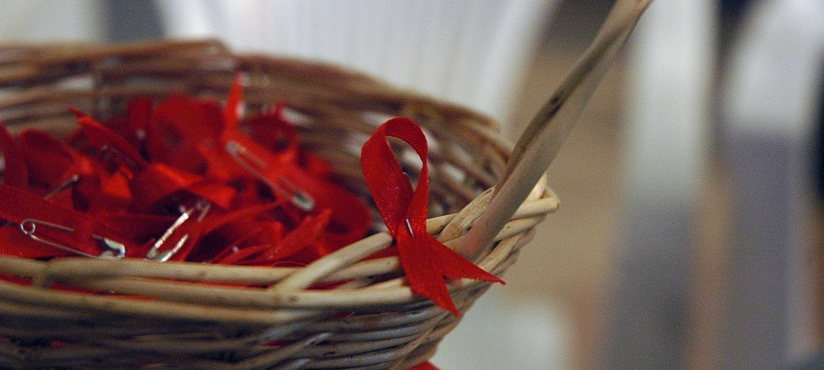 एचआईवी-एड्स के ख़िलाफ़ वैश्विक मुहिम का प्रतीक - लाल रिबन.