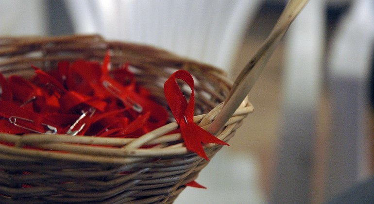 Красные ленточки - символ глобальной кампании по борьбе со СПИДом. 