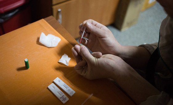 Teste de HIV acessível - um passo importante no combate ao vírus. 