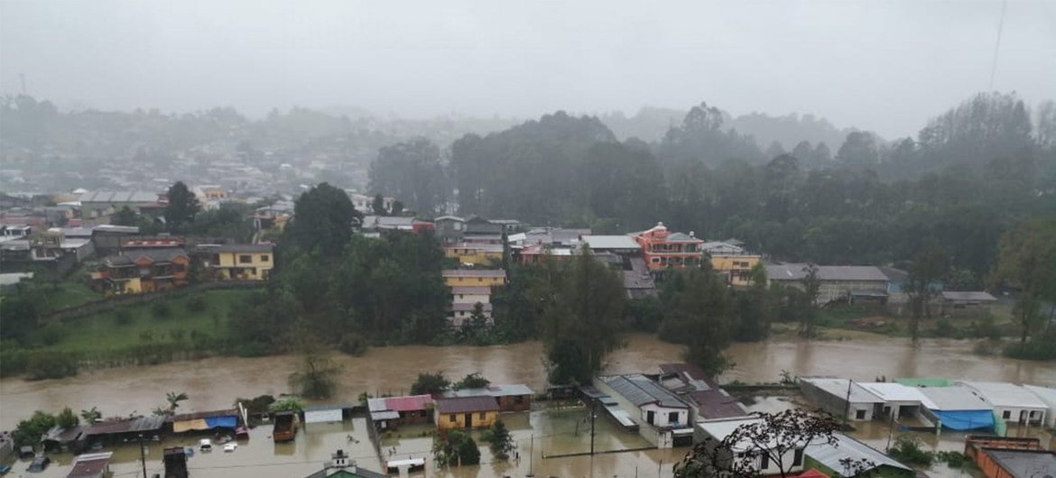 Danos causados pelos furacões Eta e Iota na cidade de San Pedro Carcha, Guatemala.