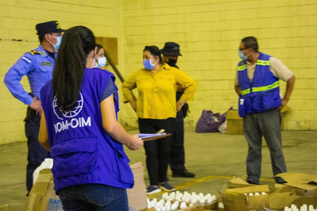 Un equipo de la Organización Internacional para las Migraciones desplegado en Centroamérica para distribuir ayuda humanitaria tras el paso de los huracanes Eta e Iota.