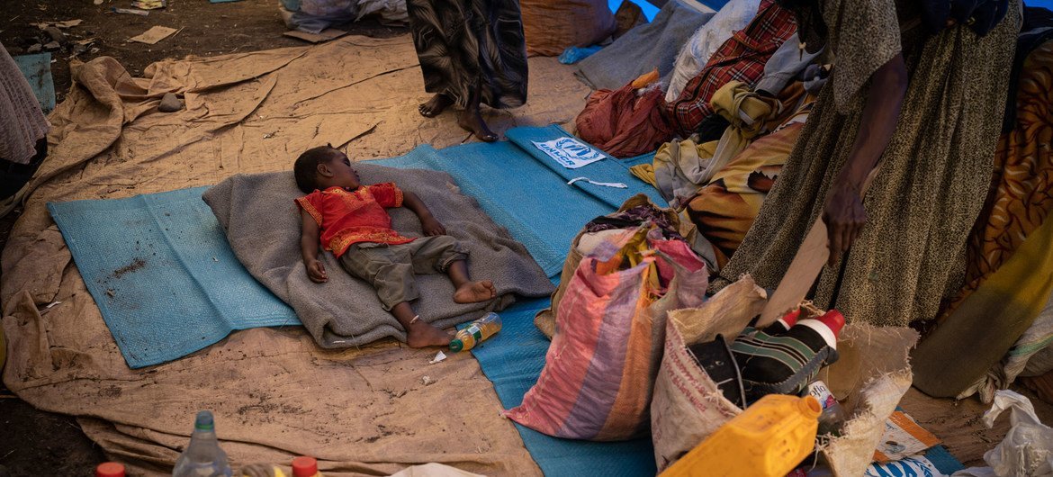  Uma criança refugiada etíope dorme em um colchão em um local de trânsito em Hamdayet, Sudão.