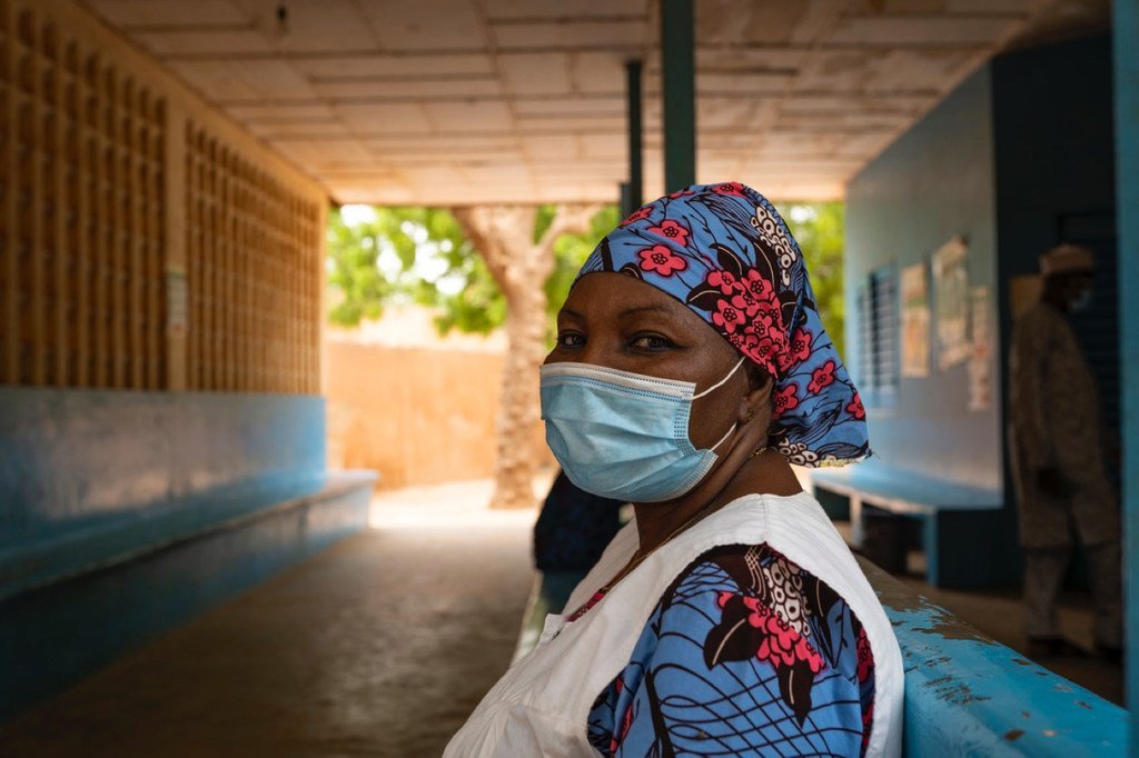 Un agent de santé dans un centre de santé de Niamey, la capitale du Niger