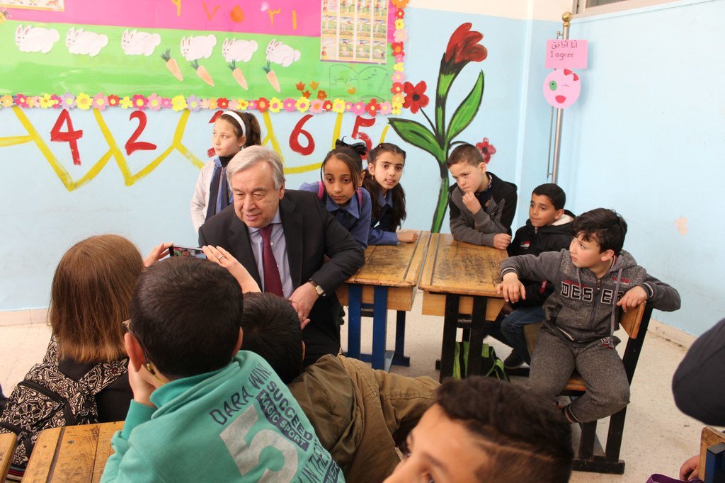 Le Secrétaire général de l'ONU, António Guterres, lors d'une visite dans une école gérée par l'UNRWA en Jordanie.