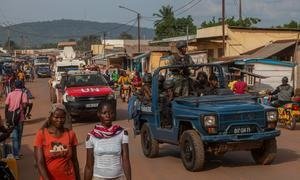 أفراد حفظ السلام التابعون لبعثة الأمم المتحدة في جمهورية أفريقيا الوسطى وقوات الدفاع والأمن في وسط أفريقيا  يقومون بدوريات في بانغي.