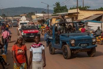 أفراد حفظ السلام التابعون لبعثة الأمم المتحدة في جمهورية أفريقيا الوسطى وقوات الدفاع والأمن في وسط أفريقيا  يقومون بدوريات في بانغي.