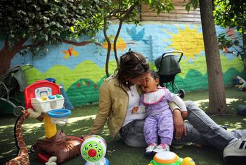 Una madre besa su hijo en Santiago de Chile.