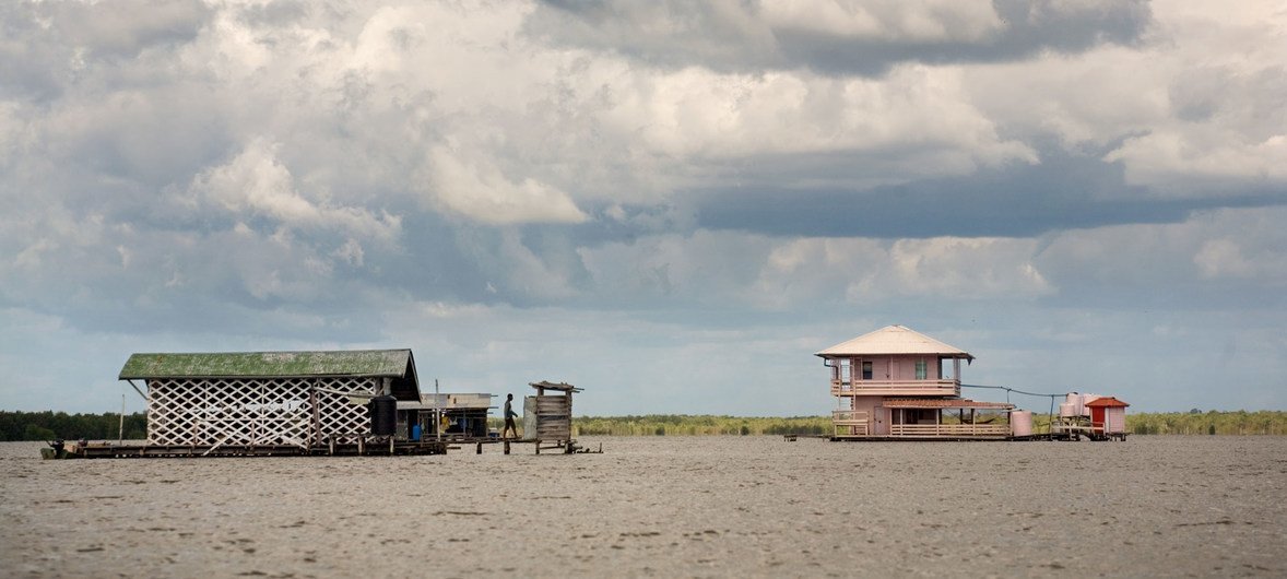 La plupart de la zone côtière du Suriname est d'une faible élévation et est donc menacée par les catastrophes naturelles.