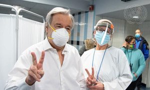 Le Secrétaire général de l'ONU, António Guterres, se fait vacciner contre la Covid-19 à New York.