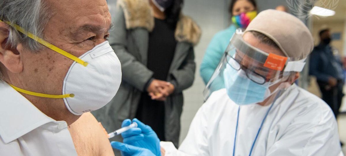 Le Secrétaire général de l'ONU, António Guterres, reçoit le vaccin anti-Covid-19 dans une école à New York.