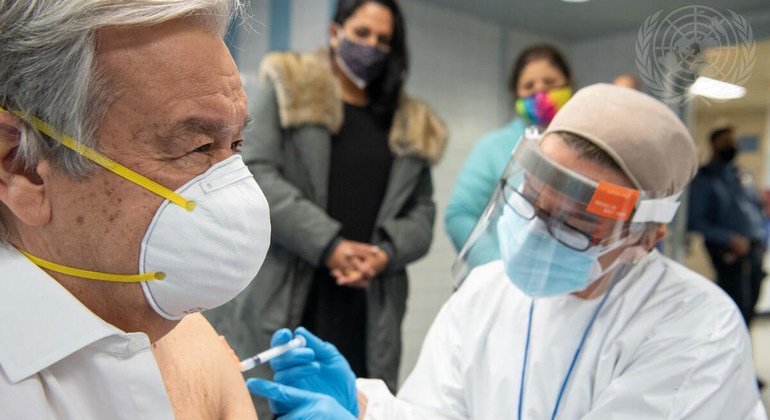 António Guterres recebendo primeira dose da vacina contra a Covid-19 em Nova Iorque