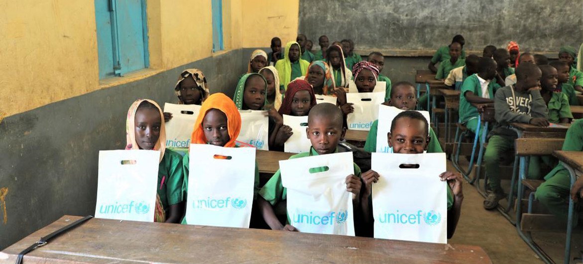 Estos estudiantes de Bol, Chad, recibieron paquetes de apoyo de La Educación No Puede Esperar y UNICEF.