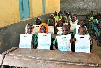 Estos estudiantes de Bol, Chad, recibieron paquetes de apoyo de La Educación No Puede Esperar y UNICEF.