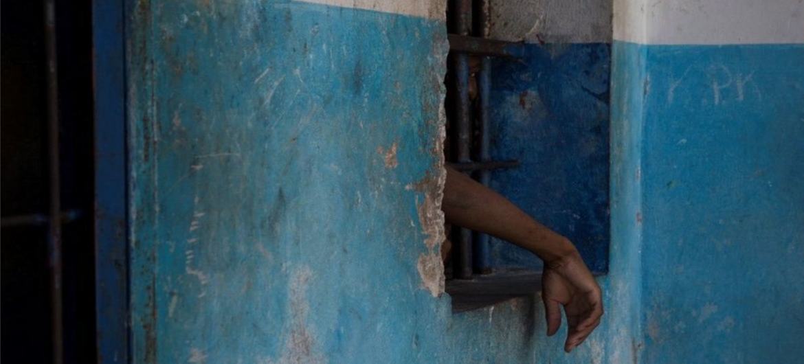 Un détenu dans une prison aux Cayes, en Haïti.