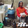 इथियोपिया के अदिस अबाबा में, कुष्ट रोग से प्रभावित एक दुकानदार, ग्राहकों के इन्तज़ार में.