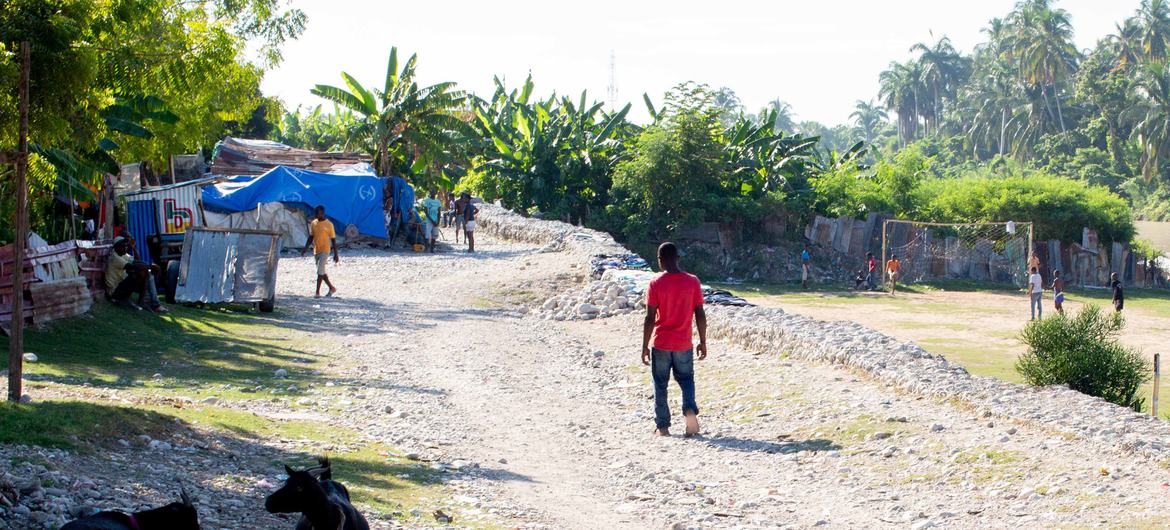 Após ser libertado, Renel caminha pelo seu bairro em Les Cayes, Haiti