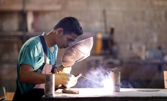 جوانان بیکار در لبنان در برنامه های آموزشی شرکت می کنند که در آن در حین یادگیری دستمزد زندگی دریافت می کنند.