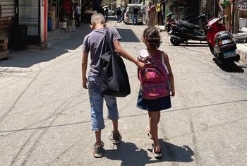 लेबनान में संकट के कारण बच्चे स्कूली पढ़ाई बीच में ही छोड़ने के लिये मजबूर हो रहे हैं.