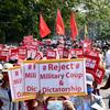 Manifestantes realizam protesto contra a tomada de poder em Mianmar. 