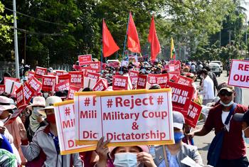 Manifestantes durante una marcha contra el golpe militar en Myanmar.