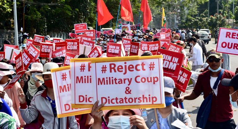 缅甸抗议者参加反对军事政变的游行。